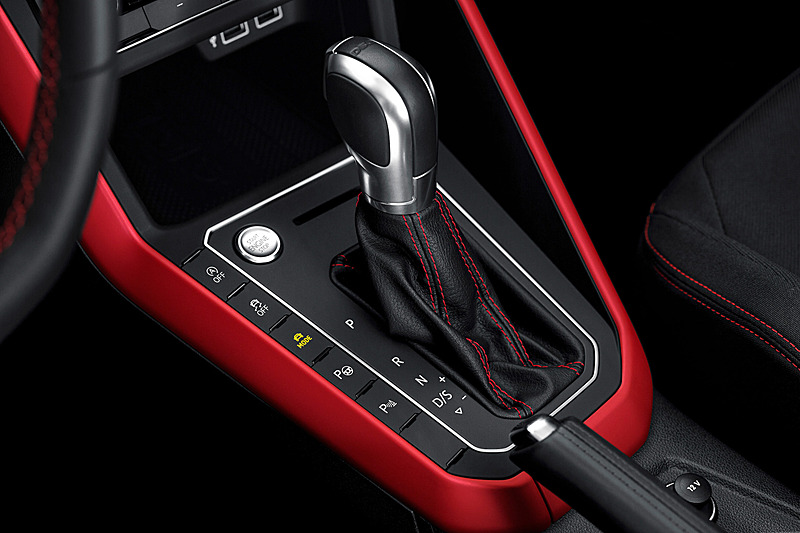 インテリアではインパネなどのクローム仕上げ（ブラック、レッド、グレーを設定）がビジュアル面で目立つほか、おなじみのチェック柄のファブリックシートを採用。さらにレッドのコントラストステッチがステアリング、シフトレバートリム、フロアマット、シートなどに用いられる