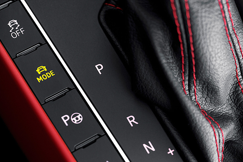 インテリアではインパネなどのクローム仕上げ（ブラック、レッド、グレーを設定）がビジュアル面で目立つほか、おなじみのチェック柄のファブリックシートを採用。さらにレッドのコントラストステッチがステアリング、シフトレバートリム、フロアマット、シートなどに用いられる