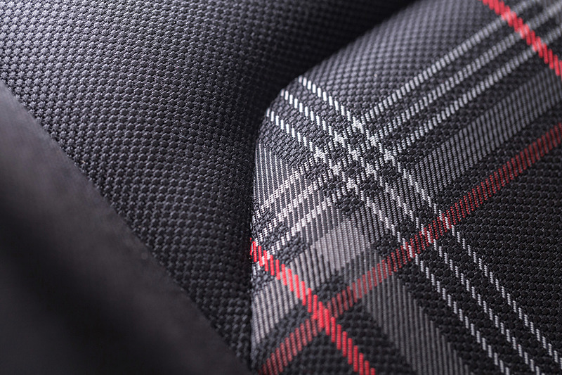 インテリアではインパネなどのクローム仕上げ（ブラック、レッド、グレーを設定）がビジュアル面で目立つほか、おなじみのチェック柄のファブリックシートを採用。さらにレッドのコントラストステッチがステアリング、シフトレバートリム、フロアマット、シートなどに用いられる