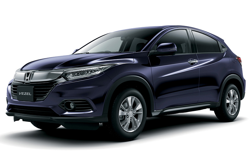 フロントバンパーとフロントグリルの形状を変更し、インラインタイプのLEDヘッドライトを全車で標準装備