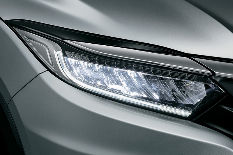 フロントバンパーとフロントグリルの形状を変更し、インラインタイプのLEDヘッドライトを全車で標準装備