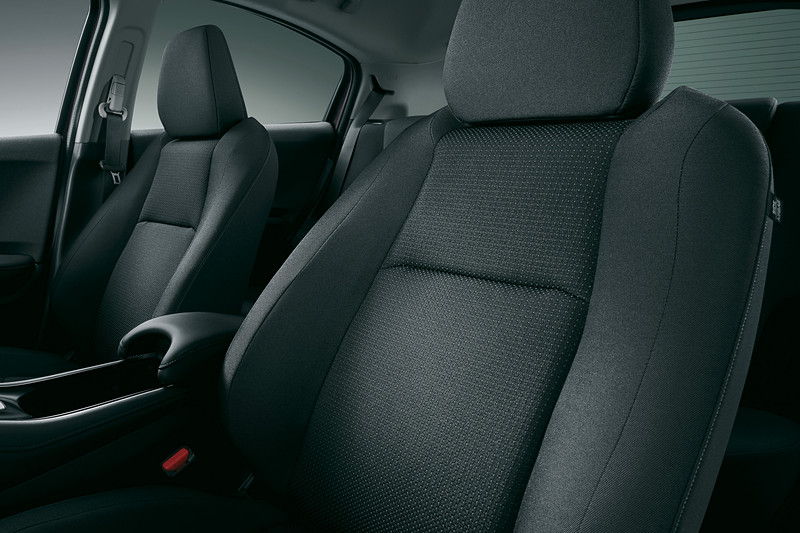 フロントシートの形状を変え、ステッチを変更してホールド性と質感の向上を図った