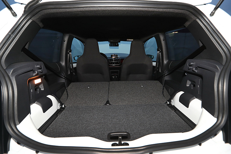 up! GTIのインテリア。他のGTIシリーズと同様にタータンチェック柄のファブリックシートを採用したほか、GTIを表すデザインディテールとしてGTIのロゴ入りドアシルパネル、GTI専用のシフトノブ、赤いステッチなどを採用している