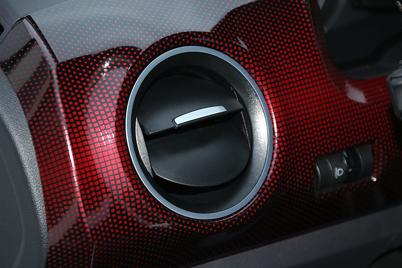 up! GTIのインテリア。他のGTIシリーズと同様にタータンチェック柄のファブリックシートを採用したほか、GTIを表すデザインディテールとしてGTIのロゴ入りドアシルパネル、GTI専用のシフトノブ、赤いステッチなどを採用している