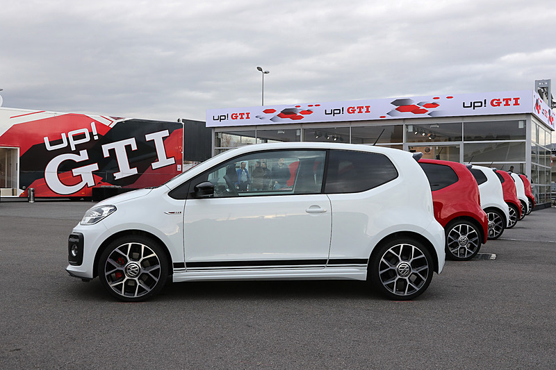 初代ゴルフ GTIをベンチマークに掲げた「up! GTI」。ボディサイズは3600×1641×1478mm(全長×全幅×全高。全幅はサイドミラーを除く)と、初代ゴルフ GTIよりも105mm短く、13mm広く、88mm高いサイズになる。ボディカラーはソリッドの「ピュアホワイト」「レッド」「ダークシルバー メタリック」「ブラック」を設定し、ホワイト、レッド、シルバーを選択した場合はルーフをブラックにペイントするオプションが用意される。標準装備の17インチアルミホイールはVolkswagen Rが開発したもので、赤いキャリパーが特徴のブレーキシステムではup!シリーズ初の15インチを採用