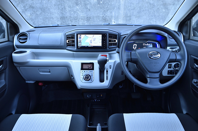 新型ミラ イース G“SA III”のインテリア。収納スペースが充実しており、機能的に使える