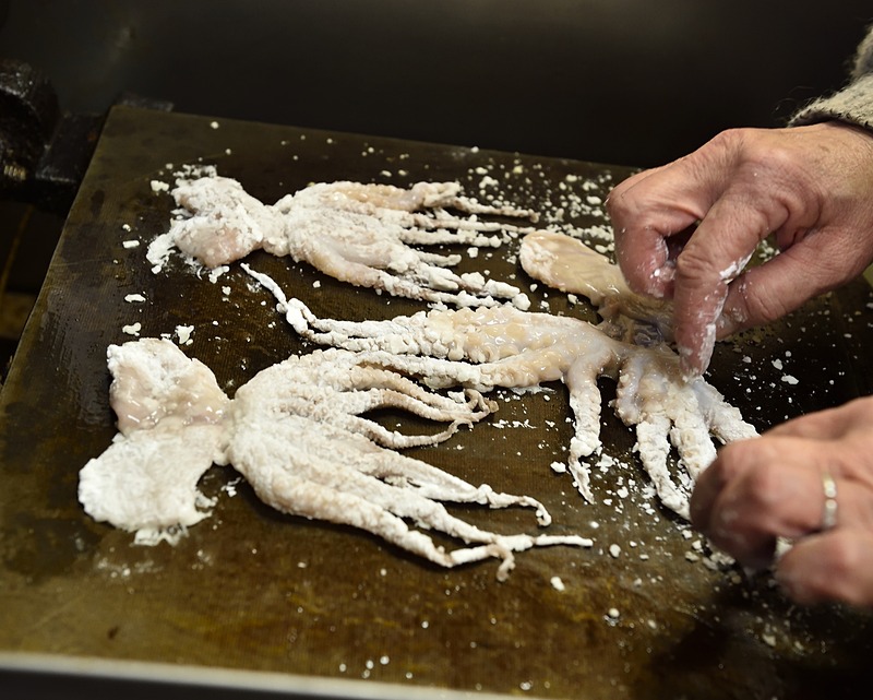 粉を付けたタコを並べて