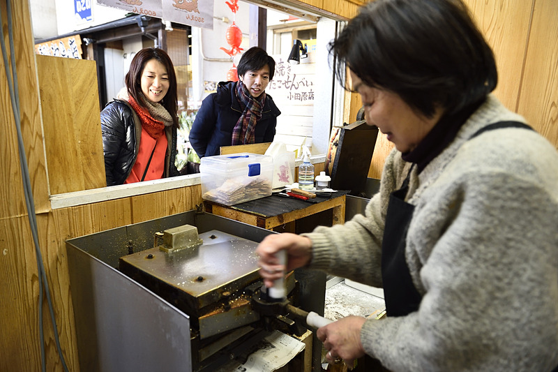 ハンドルをぐるぐる回して圧力をかけると……