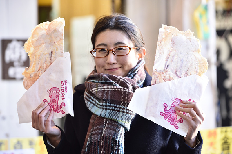 こちらがカットされた1枚サイズの丸焼きタコせんべい（350円）。それでもこのボリューム！