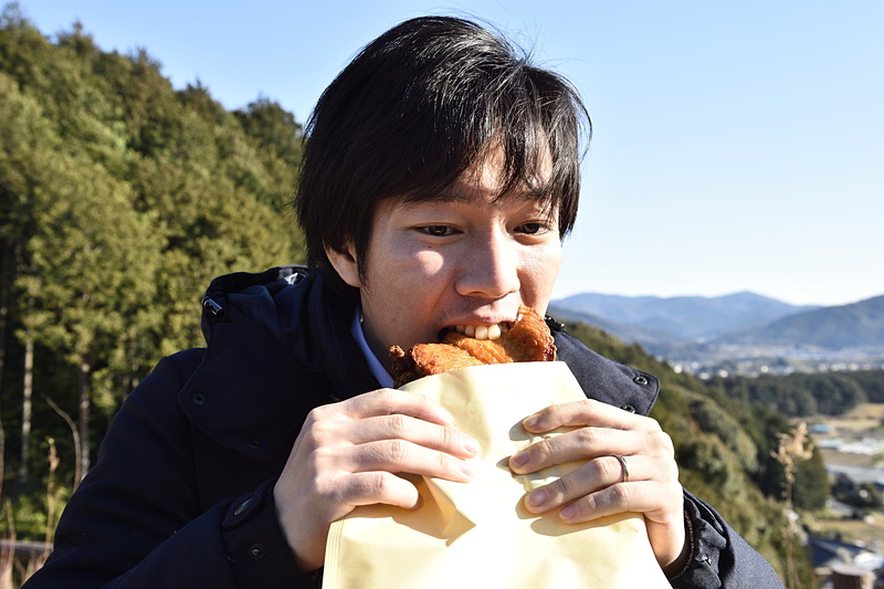 「わらじ揚げ」は大きな鶏肉をまるまる1枚揚げたもの。ボリュームたっぷりでドライバー側のパワーを補充！