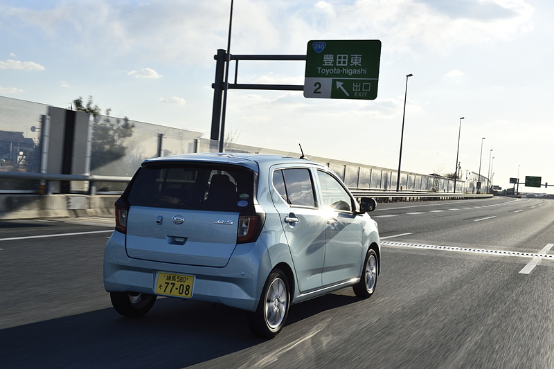 徐々に日が傾き、夕焼けから黄昏時に変わるころ、京都南ICを降りた