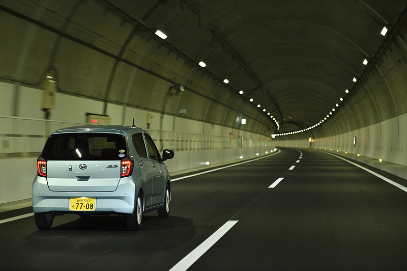 2018年3月末に予定されている神戸JCT（ジャンクション）～川西IC間の開通準備と思われる工事が着々と進んでいた。取材時はまだ交通量は少なかったが、新名神の神戸区間全通後は、関西の渋滞ポイントとして有名な中国自動車道の“宝塚渋滞”を避けるクルマで交通量は増えるだろう