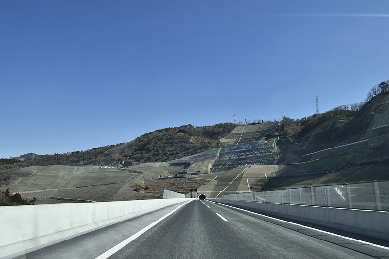 2018年3月末に予定されている神戸JCT（ジャンクション）～川西IC間の開通準備と思われる工事が着々と進んでいた。取材時はまだ交通量は少なかったが、新名神の神戸区間全通後は、関西の渋滞ポイントとして有名な中国自動車道の“宝塚渋滞”を避けるクルマで交通量は増えるだろう