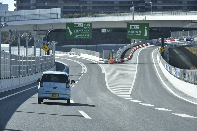 高槻JCTから名神高速へ。ここから京滋バイパスを使う選択肢もあるが、そのまま名神高速を通って草津JCTから再び新名神を通るルートに