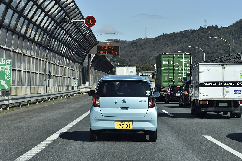 しかし、これが大失敗！　京都東IC付近で完全停車してしまうほどの大渋滞に巻き込まれてしまった……