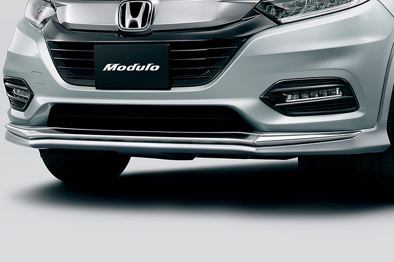 Moduloの「エアロバンパー」はフロント/リア共に「カラードタイプ」（左）、「ガンメタリック塗装」（中央）、「ブラック」（右）の3種類を設定。価格は各4万3200円