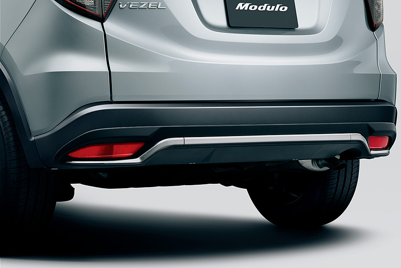 Moduloの「エアロバンパー」はフロント/リア共に「カラードタイプ」（左）、「ガンメタリック塗装」（中央）、「ブラック」（右）の3種類を設定。価格は各4万3200円