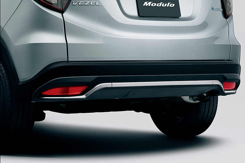 Moduloの「エアロバンパー」はフロント/リア共に「カラードタイプ」（左）、「ガンメタリック塗装」（中央）、「ブラック」（右）の3種類を設定。価格は各4万3200円