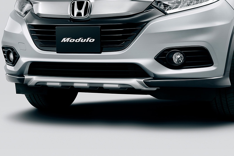 高輝度シルバーの「ロアガーニッシュ」（フロント/リア、各2万3760円）