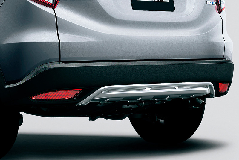 高輝度シルバーの「ロアガーニッシュ」（フロント/リア、各2万3760円）