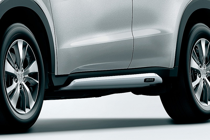 Moduloの「サイドロアガーニッシュ」でも「カラードタイプ」（左）、「ガンメタリック塗装」（中央）、「ブラック」（右）の3種類を設定。価格は各4万3200円