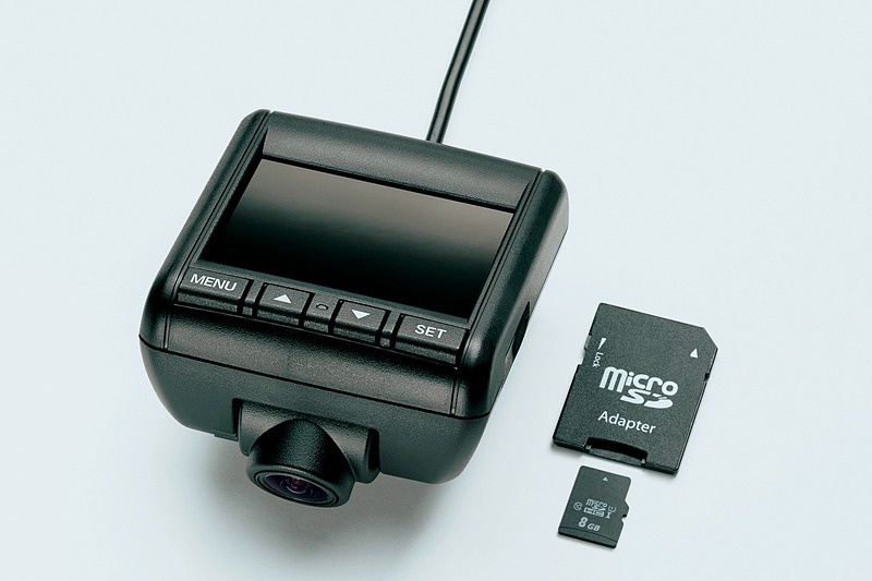 GPSや液晶モニター付きとなる「ドライブレコーダー」（2万7000円）