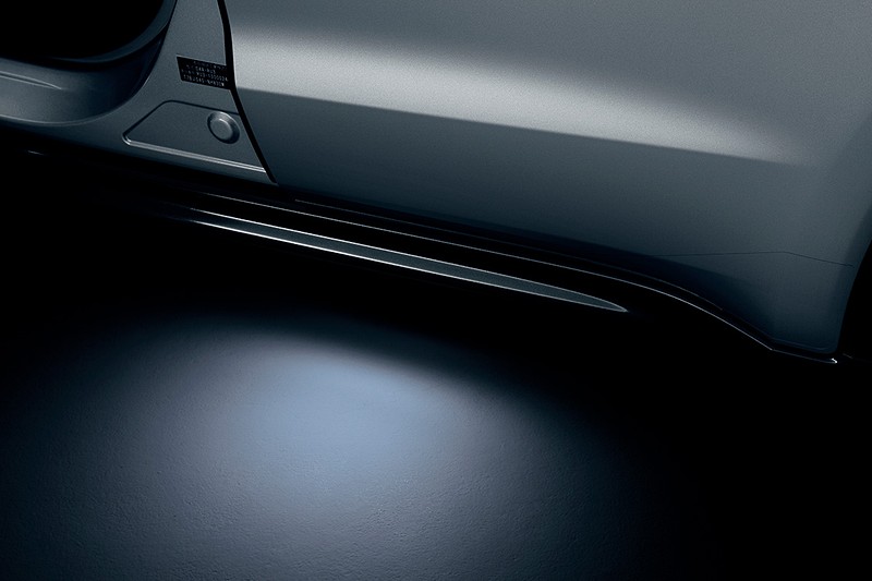 ホワイトLEDで足下を照らす「パドルライト」は左右セットで1万9440円