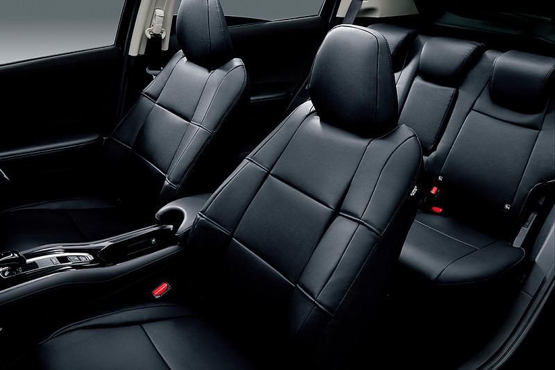 フルタイプで合皮製の「シートカバー」はブラック（中央）とタン（右）の2色を設定。フロント・リアセットで5万4000円