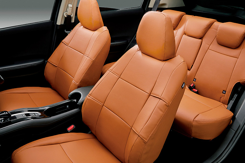 フルタイプで合皮製の「シートカバー」はブラック（中央）とタン（右）の2色を設定。フロント・リアセットで5万4000円