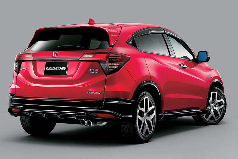 エアロパーツの「フロントアンダースポイラー」をスポーティで力強さを表現するデザインに一新。「RS Honda SENSING/ハイブリッド RS Honda SENSING」向け（左）は7万2360円、それ以外のモデル向け（中央、右）は6万3720円～7万2360円