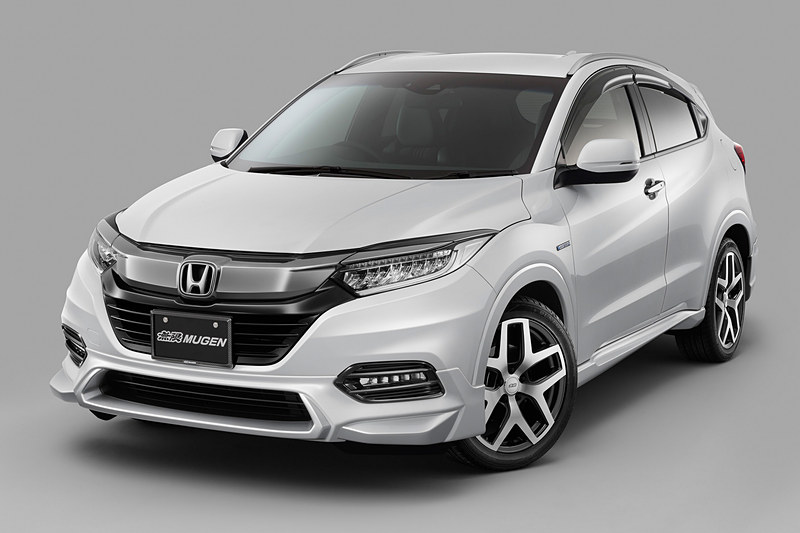 エアロパーツの「フロントアンダースポイラー」をスポーティで力強さを表現するデザインに一新。「RS Honda SENSING/ハイブリッド RS Honda SENSING」向け（左）は7万2360円、それ以外のモデル向け（中央、右）は6万3720円～7万2360円