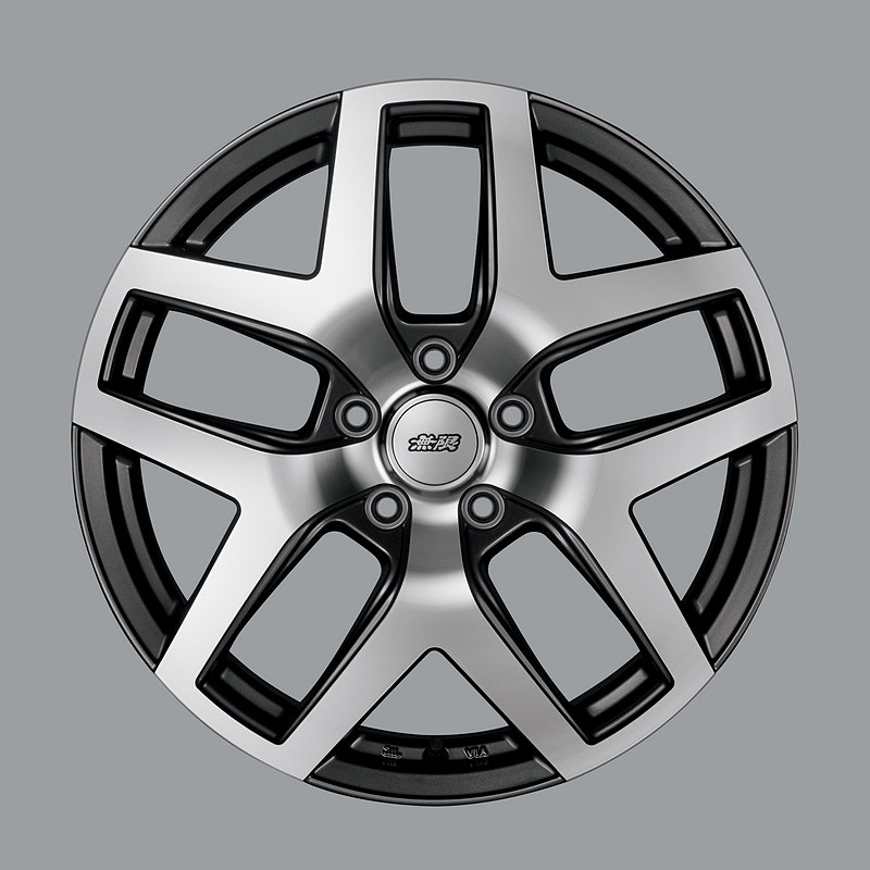 純正装着品から2.3kg/本の軽量化となる18インチアルミホイール「MD5」（4万8600円/本）