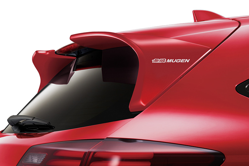 純正装着の「テールゲートスポイラー」下側に追加装着する「ロアウイング」（6万1560円）