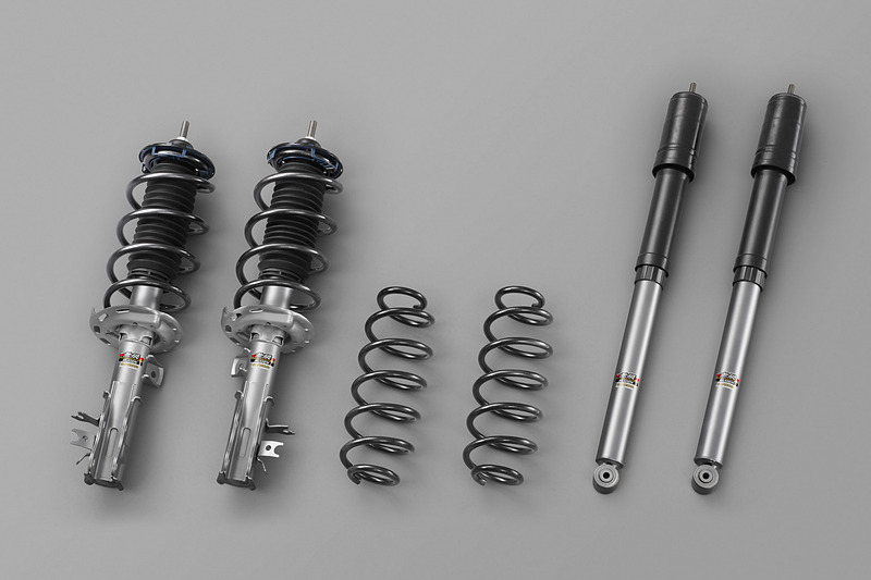 車高を約25mmローダウンさせる「スポーツサスペンション」。FF用と4WD用の2種類があり、価格はどちらも19万4400円