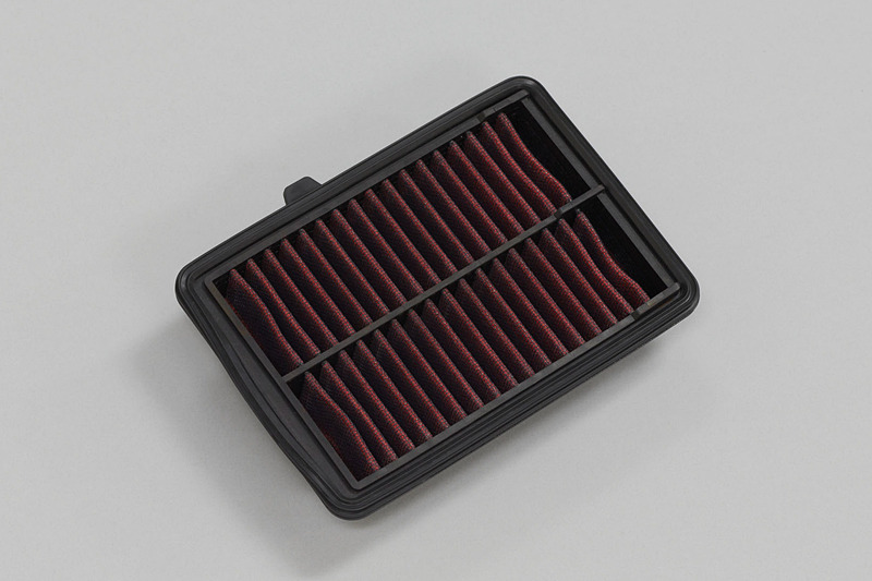 吸入抵抗をノーマル比で約10％改善する「パフォーマンスエアフィルター」（1万6200円）。裏面には無限のロゴマークが入っている