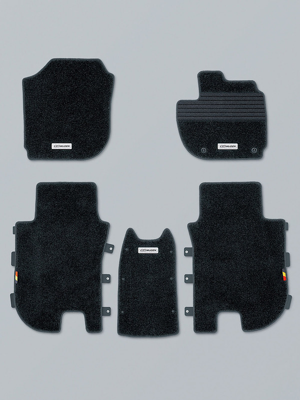 「スポーツマット」は「ブラック」（左）と「ブラック×ブラウン」（右）のどちらも3万2400円