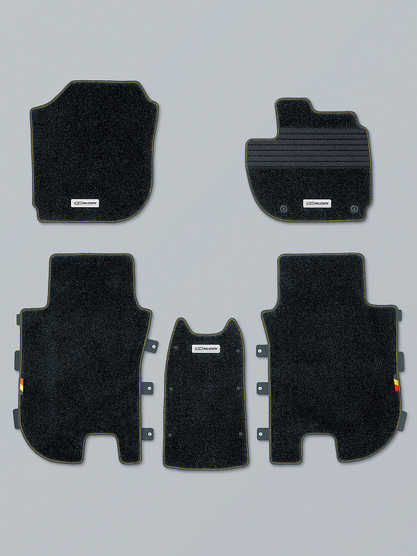 「スポーツマット」は「ブラック」（左）と「ブラック×ブラウン」（右）のどちらも3万2400円