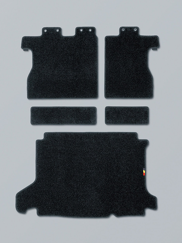 「スポーツマットラゲッジマット」も「ブラック」（左）と「ブラック×ブラウン」（右）の2色があり、「ハイブリッド車 FF用」「ハイブリッド車 4WD用」「ガソリン車用」のいずれも価格は2万4840円