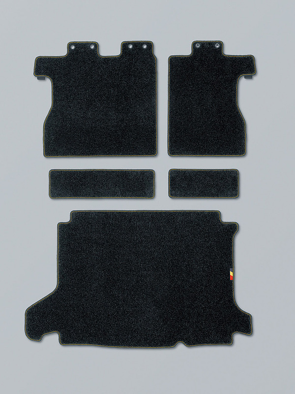 「スポーツマットラゲッジマット」も「ブラック」（左）と「ブラック×ブラウン」（右）の2色があり、「ハイブリッド車 FF用」「ハイブリッド車 4WD用」「ガソリン車用」のいずれも価格は2万4840円