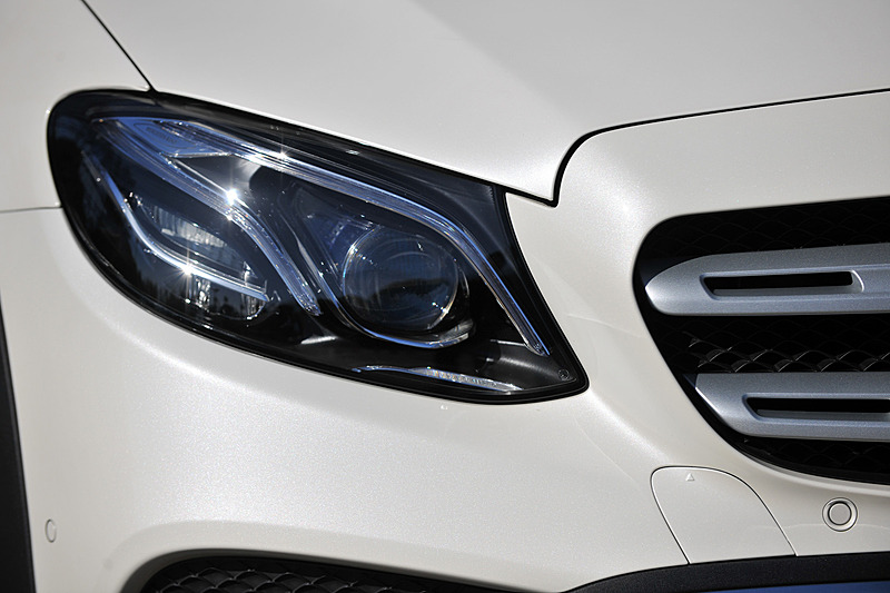 エクステリアでは2本のフィンが備わるラジエーターグリルをはじめ、前後バンパー下部のシルバークロームアンダーライドガードやブラックのホイールアーチカバーなどを採用。足下はオールテレイン専用の19インチ10スポークアルミホイールにブリヂストン「ポテンザ S001」（245/45 R19）の組み合わせ