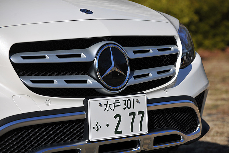 エクステリアでは2本のフィンが備わるラジエーターグリルをはじめ、前後バンパー下部のシルバークロームアンダーライドガードやブラックのホイールアーチカバーなどを採用。足下はオールテレイン専用の19インチ10スポークアルミホイールにブリヂストン「ポテンザ S001」（245/45 R19）の組み合わせ