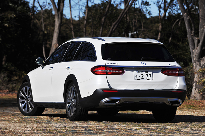 2017年9月に発売された「E 220 d 4MATIC オールテレイン」（861万円）は、Eクラスで唯一となる4WDとクリーンディーゼルの組み合わせで、専用の「All-Terrain」モードなどを搭載したクロスオーバーモデル。ボディサイズは4950×1860×1495mm（全長×全幅×全高）、最低地上高は140mm。Eクラスのステーションワゴンと比べ、10mm短く、10mm広く、30mm高いサイズ。最低地上高は25mm増となる