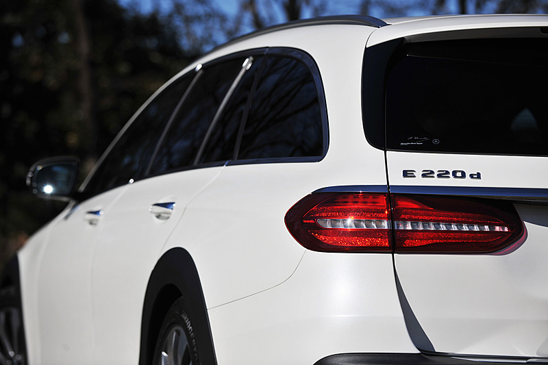 エクステリアでは2本のフィンが備わるラジエーターグリルをはじめ、前後バンパー下部のシルバークロームアンダーライドガードやブラックのホイールアーチカバーなどを採用。足下はオールテレイン専用の19インチ10スポークアルミホイールにブリヂストン「ポテンザ S001」（245/45 R19）の組み合わせ