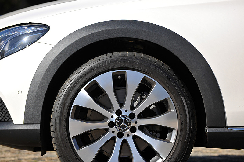 サスペンションには電子制御式エアサスペンション「AIR BODY CONTROL」を採用し、車速や走行条件に応じてダンピング特性や車高を自動的に調整。荒れた路面などではスイッチ操作で車高を0mmから35mmまでの範囲で3段階まで選択できる。写真は車高を下げた状態（左）と上げた状態（右）