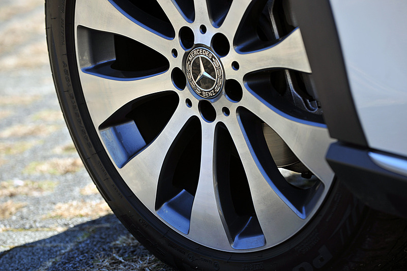 エクステリアでは2本のフィンが備わるラジエーターグリルをはじめ、前後バンパー下部のシルバークロームアンダーライドガードやブラックのホイールアーチカバーなどを採用。足下はオールテレイン専用の19インチ10スポークアルミホイールにブリヂストン「ポテンザ S001」（245/45 R19）の組み合わせ