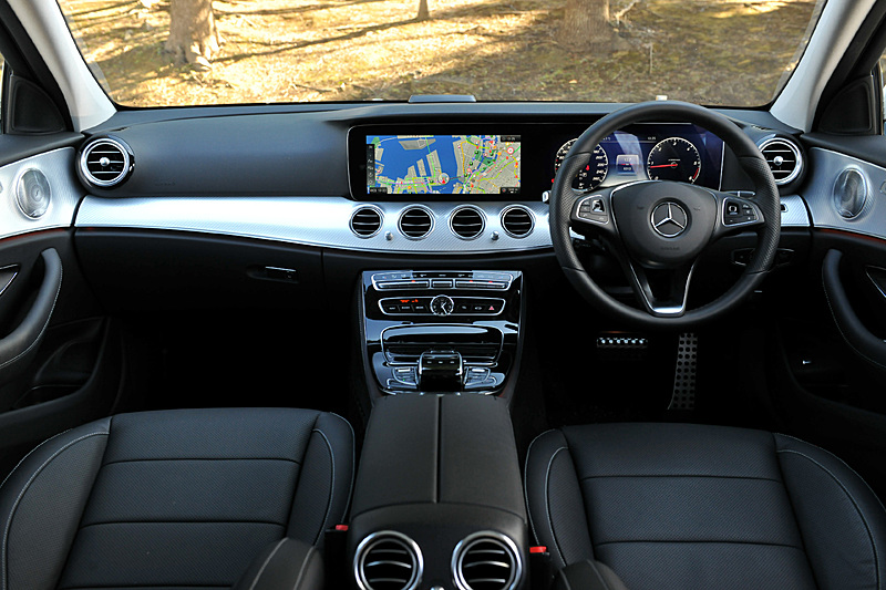 インテリアではトリムにオールテレイン専用の「ブラッシュドアルミニウム」を採用したほか、2つの高精細12.3インチワイドディスプレイを装備。本革仕様の内装では「ブラック」「ナッツブラウン」「マキアートベージュ」の3色を用意