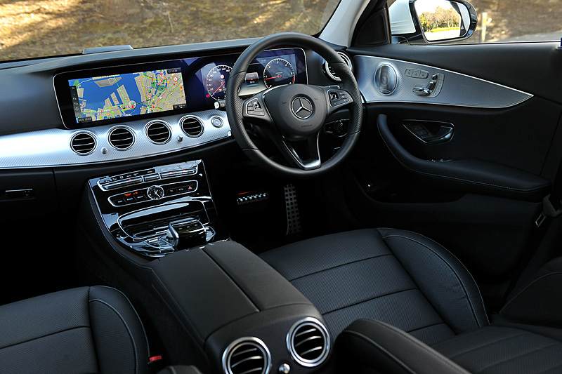 インテリアではトリムにオールテレイン専用の「ブラッシュドアルミニウム」を採用したほか、2つの高精細12.3インチワイドディスプレイを装備。本革仕様の内装では「ブラック」「ナッツブラウン」「マキアートベージュ」の3色を用意