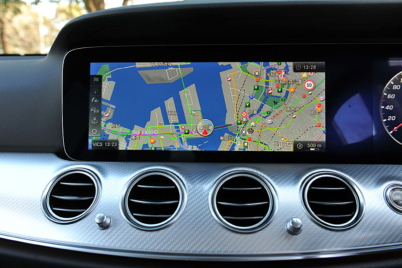 インテリアではトリムにオールテレイン専用の「ブラッシュドアルミニウム」を採用したほか、2つの高精細12.3インチワイドディスプレイを装備。本革仕様の内装では「ブラック」「ナッツブラウン」「マキアートベージュ」の3色を用意