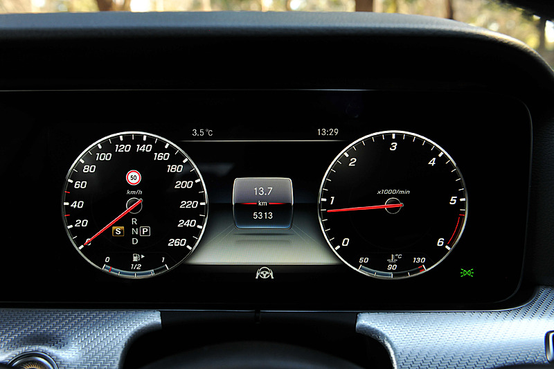 インテリアではトリムにオールテレイン専用の「ブラッシュドアルミニウム」を採用したほか、2つの高精細12.3インチワイドディスプレイを装備。本革仕様の内装では「ブラック」「ナッツブラウン」「マキアートベージュ」の3色を用意