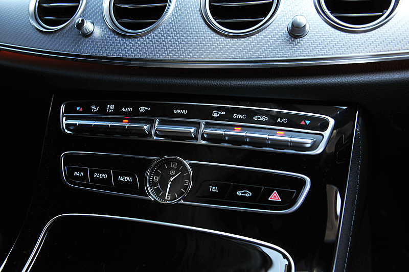 インテリアではトリムにオールテレイン専用の「ブラッシュドアルミニウム」を採用したほか、2つの高精細12.3インチワイドディスプレイを装備。本革仕様の内装では「ブラック」「ナッツブラウン」「マキアートベージュ」の3色を用意